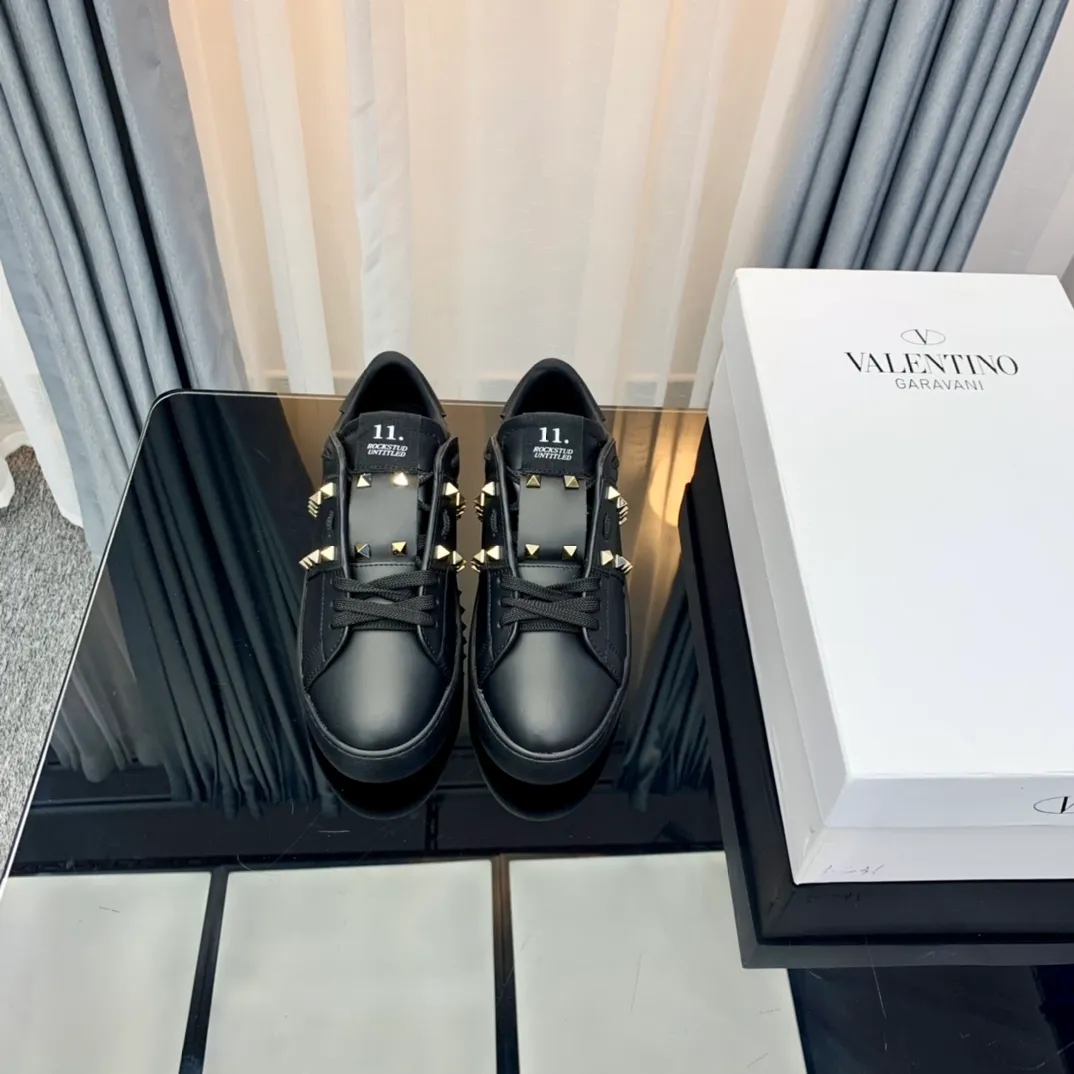 👟👟Ex-factory price 480👟👟 VALENTINO Valentino sneakers 21ss new letter sneakers white shoes lace-up sneakers Zhang Yixing's same rivet lace-up casual shoes sneakers The highest version on the market! All details are consistent with the original version. Buy the original 1:1 replica. Material: original imported pebbled cowhide with VT original webbing and 3D printed color pattern. Inner lining: imported cowhide lining and cowhide foot pads. Outsole: exclusive molded TPU wear-resistant outsole. Strap: with rubber texture VLTN LOGO. Insole: authentic rubber insole. Original packaging box and full set of original packaging. Size: 35-40 ( 41🉑️No return or exchange for customization) 38-44 (45🉑️No return or exchange for customization)